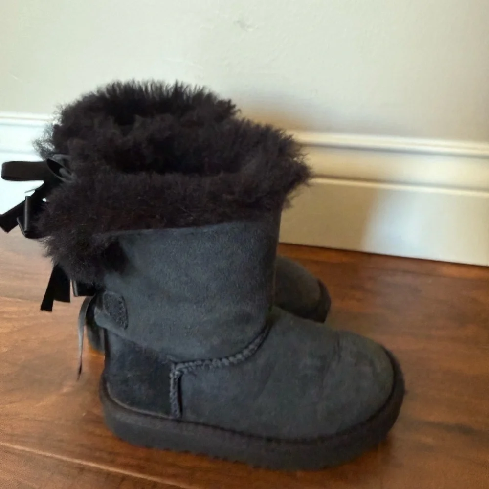 NWOT UGG Bailey Bow II Kids Boots-Size 8
